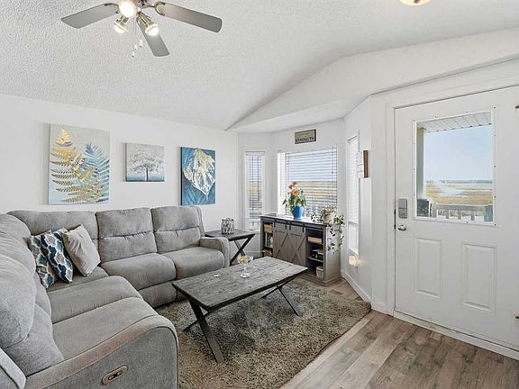 3rd image of 106 NE Bayshore Dr