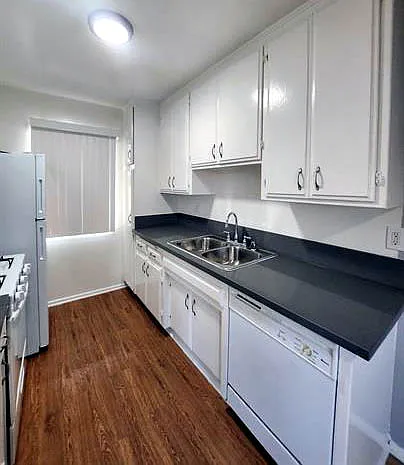 425 N Hobart Blvd — Photo 17