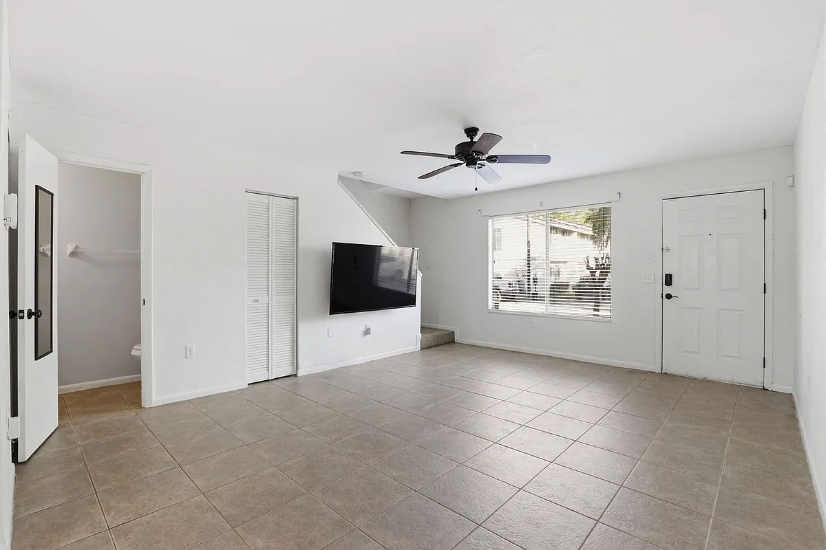 Building Photo - 2300 SW 43rd St #H3