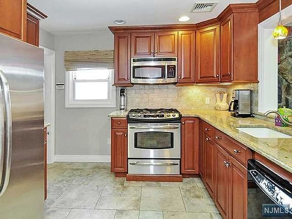 3rd image of 670 Ward Ave