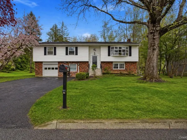 39 Carriage Hill Lane, Poughkeepsie, NY 12603