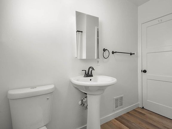 5th image of 4002 Hillcrest Dr #D1d