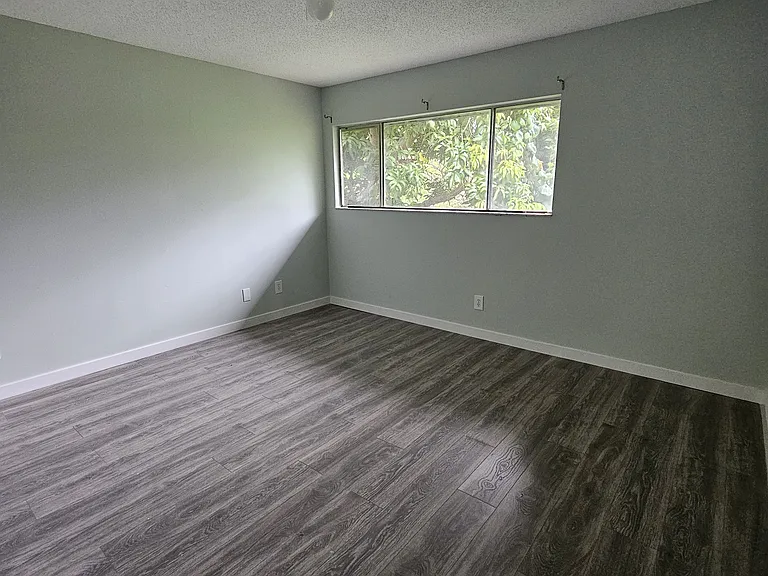 1155 Longfellow Rd — Photo 9