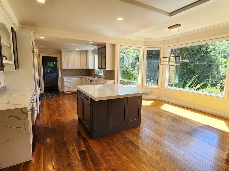 Kitchen Island & Nook