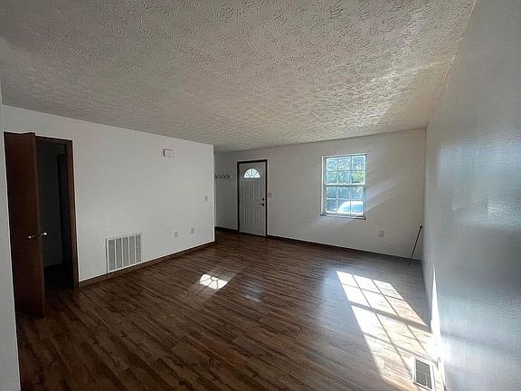 3rd image of 510 Baker St