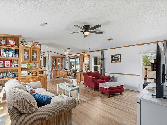 3rd image of 375 Whispering Oaks Ln