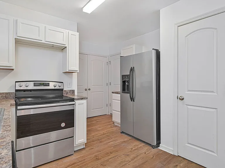 305 NW 16th Pl — Photo 7
