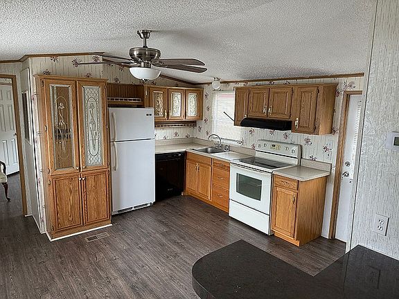 4th image of 62 Hurst Dr