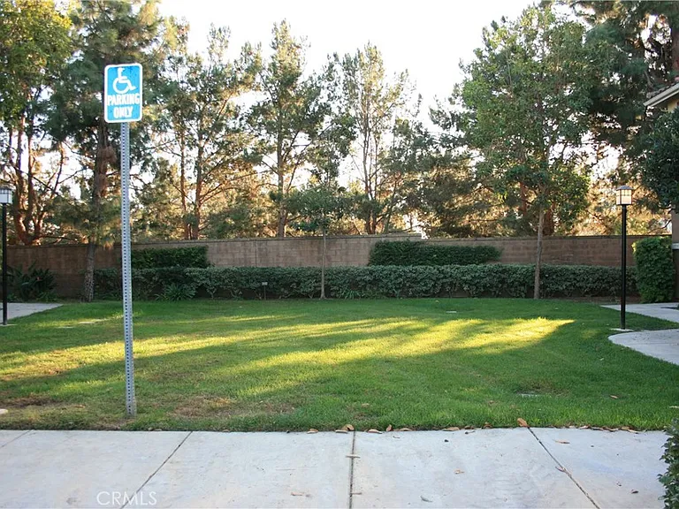 1805 Crescent Oak — Photo 2