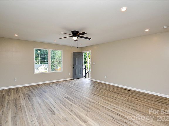 4th image of 214 Aspen Dr
