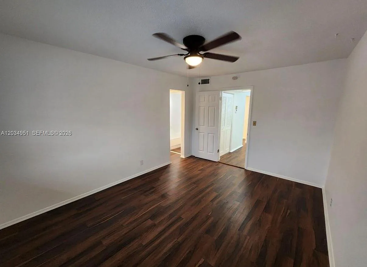 Lauderdale Oaks Condo I — Photo 2