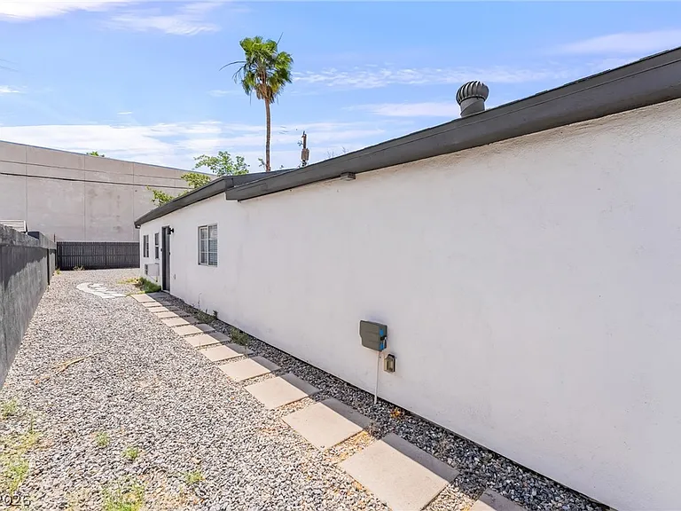 1610 E Ogden Ave — Photo 33