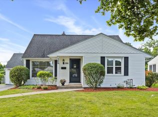 386 Shore Acres Dr, Rochester, NY 14612