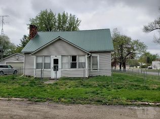 109 S 3rd St, Farmington, IA 52626