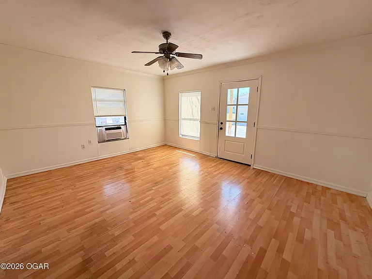 1013 E Broadway St — Photo 2