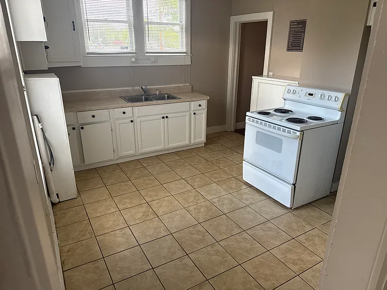 3726 Northampton Dr — Photo 3