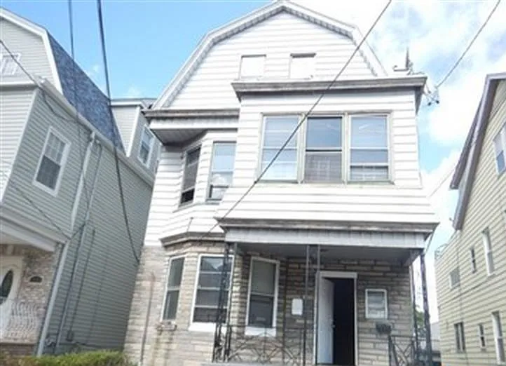1081 Grove St photo 1
