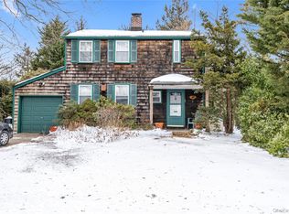 27 Deepdale Parkway, Roslyn Heights, NY 11577