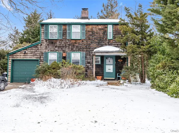 27 Deepdale Parkway, Roslyn Heights, NY 11577