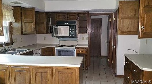 5th image of 8 Oldfield Dr