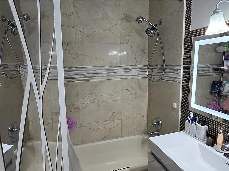 1345 W 41st St #6 — Photo 15