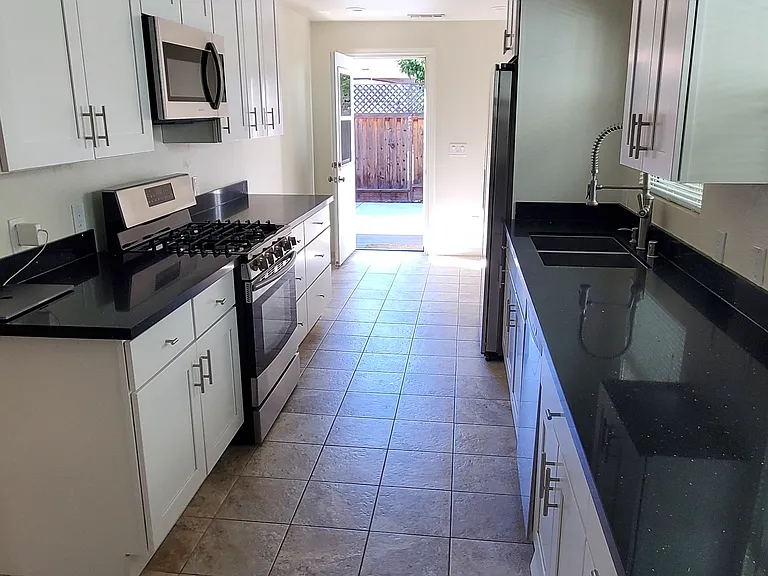482A View St — Photo 9