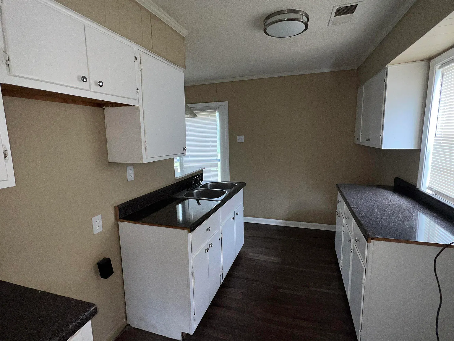 3 bed, 1.0 bath, 866 sqft, $895 — Photo 4