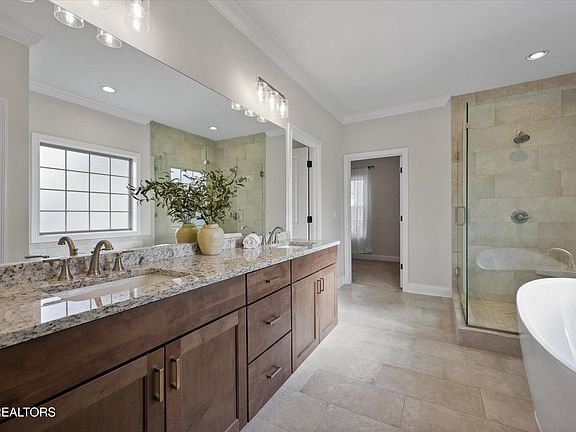 4th image of 12054 Avery Manor Ln