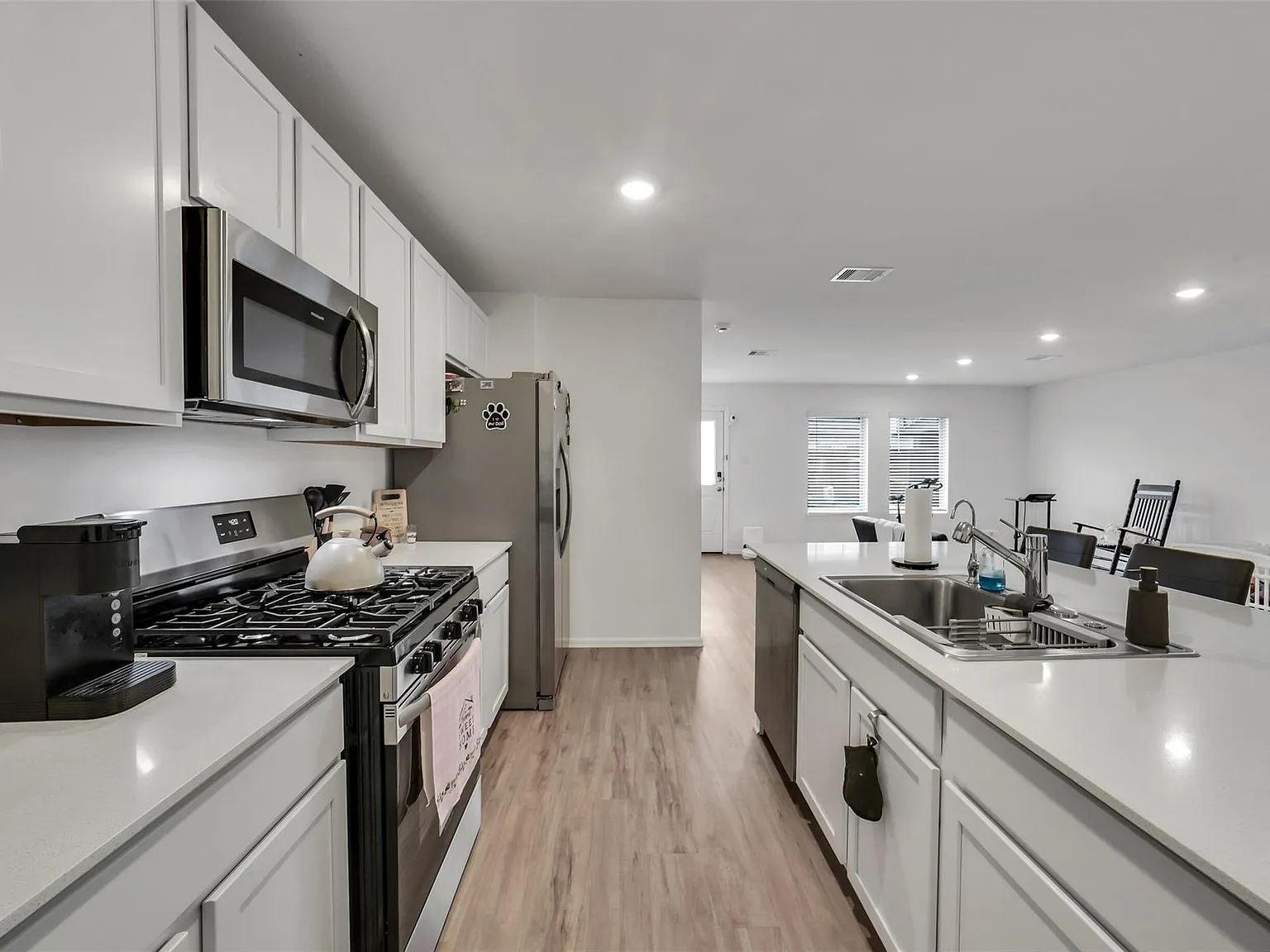4 bed, 1877 sqft, $2,400 — Photo 2