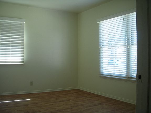 3rd image of 410 Eva St