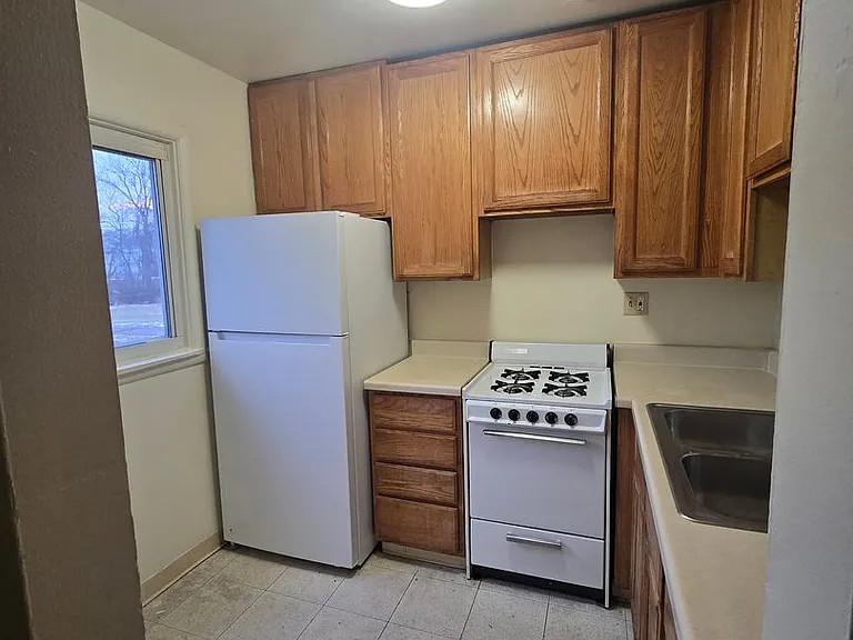 Mulford Park Apartments — Photo 25