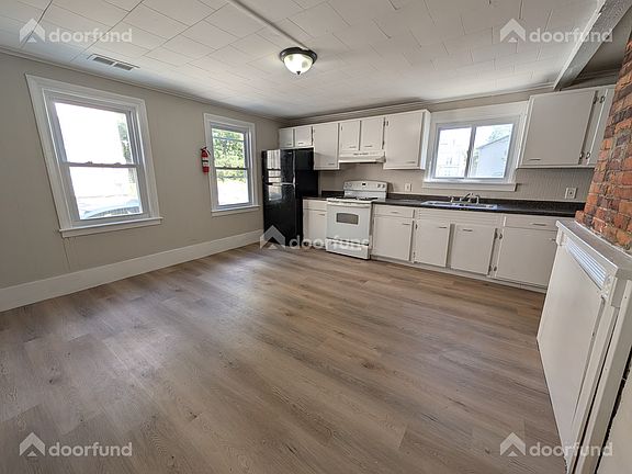 2nd image of 8 Marshall Ct Unit 2