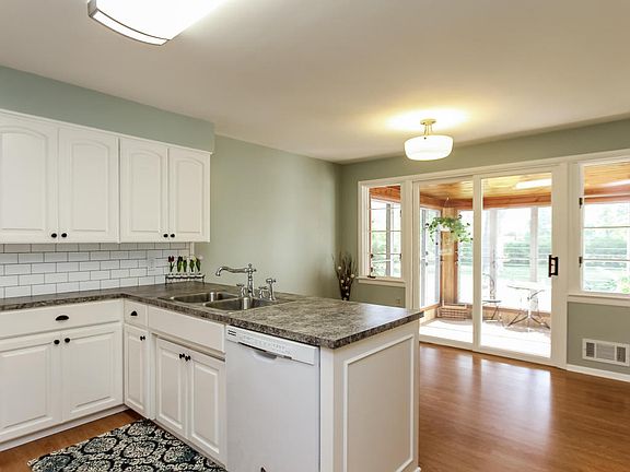 4th image of 1433 Meadowlane Dr SE