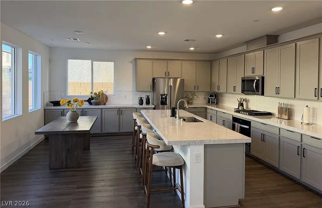 3 bed, 2.5 bath, 1942 sqft, $2,820 — Photo 3