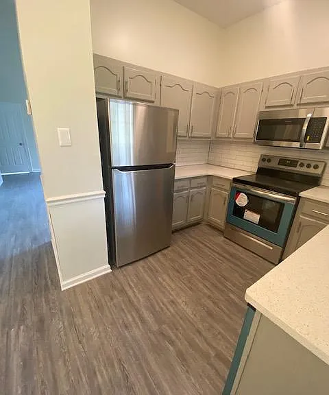 2822 Laura Cir E — Photo 18