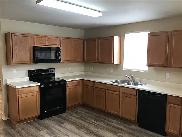 4 bed, 2.0 bath, 2093 sqft, $2,375 — Photo 2