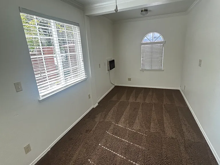 974 E Buckhill Rd — Photo 6