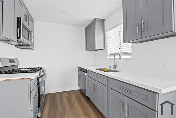 525 W 8th St #201 — Photo 13