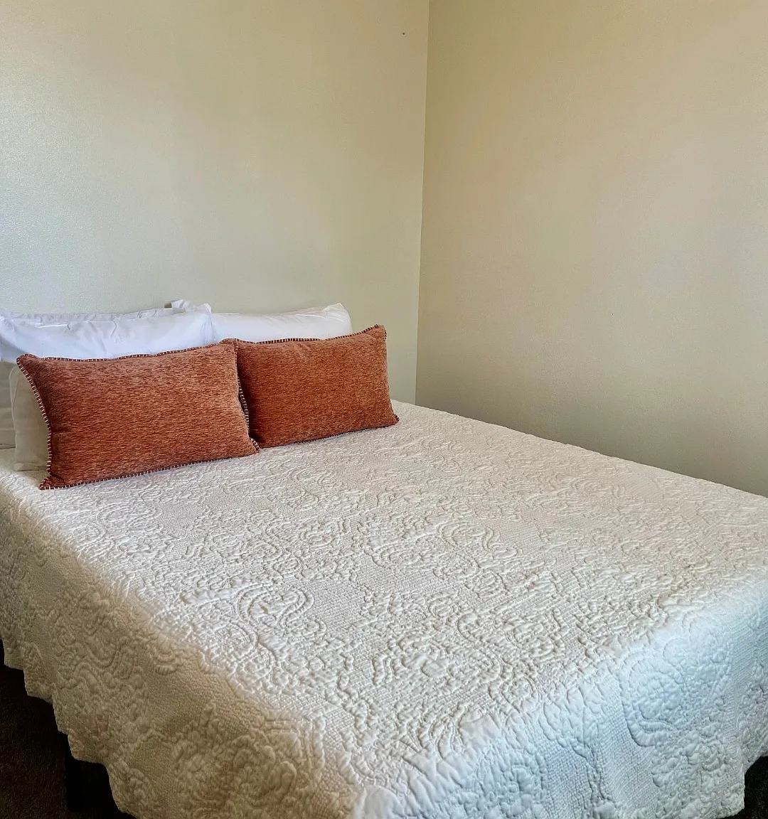 3 bed, 1073 sqft, $4,900 — Photo 3