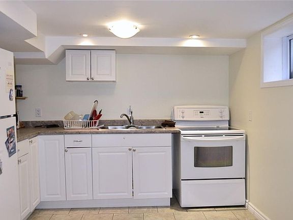 4th image of 461 Victoria St S Unit B