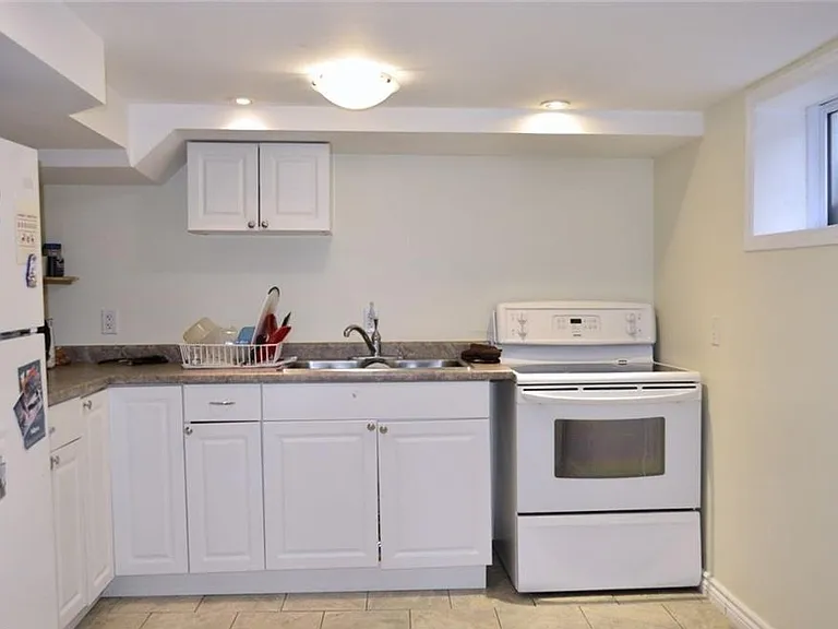 461 Victoria St S #B — Photo 4