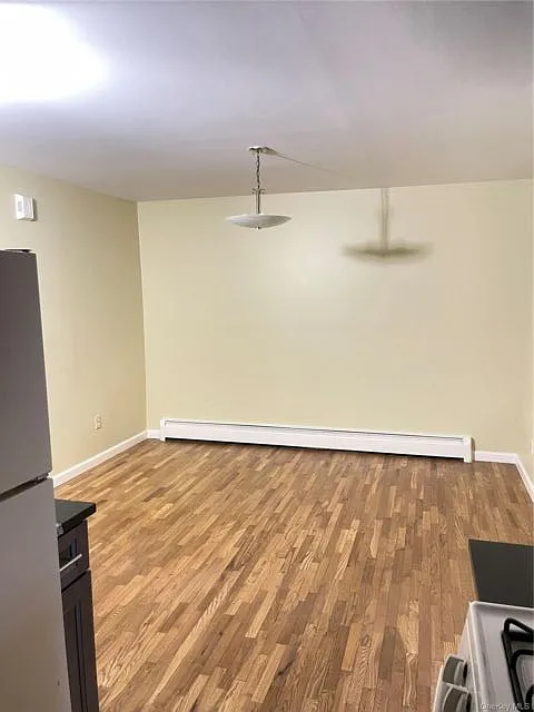 3 bed, 1.0 bath, 1000 sqft, $3,200 — Photo 3