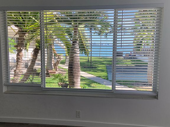 LIVING ROOM WITH VIEW TO THE GARDEN/ BAY