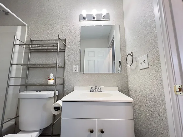 227 S Texas Ave #B — Photo 15