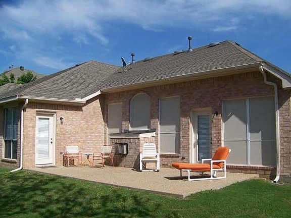 Pool size back yard!