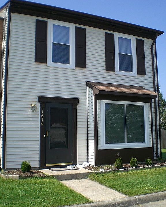End-Unit 3 bedrooms/1.5 bath/large backyard
