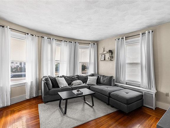 5th image of 208 Suffolk Ave