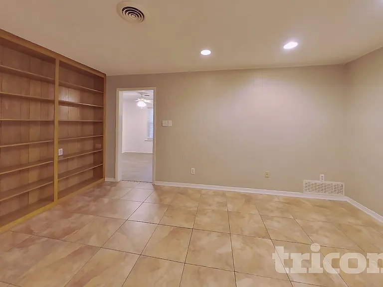 908 Hilton Pl — Photo 2