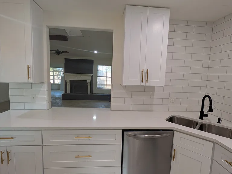 220 Oaktree Ln — Photo 3