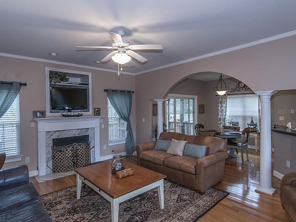 3rd image of 901 Longwood Ln